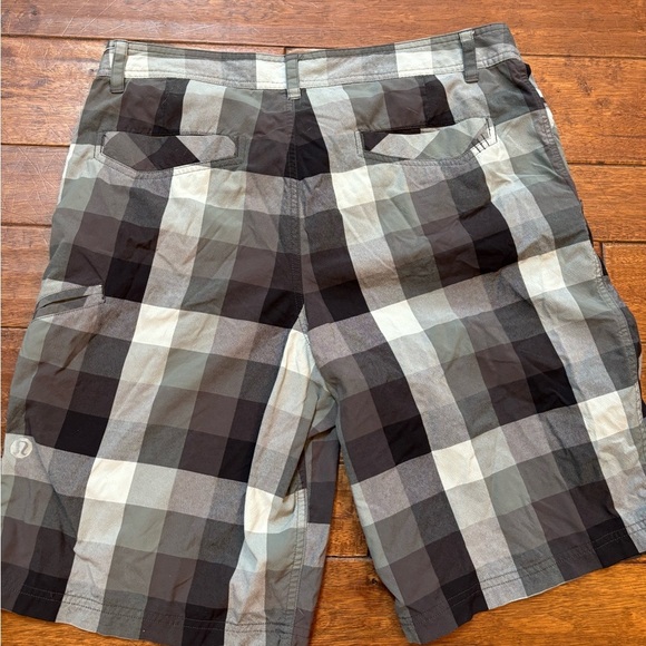 Men's Lululemon Kahuna Casual Shorts Gray Checked Size 36 - Picture 4 of 5